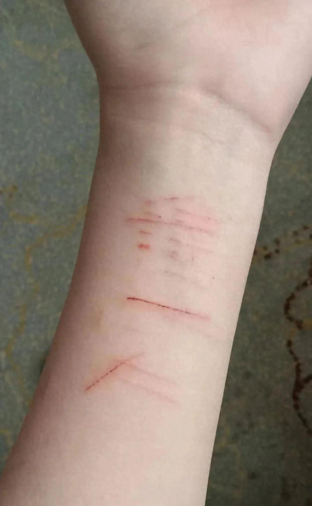 甘肃临夏，4名成年男子骗12岁女孩出去玩3天，先后带她住了3家宾馆，并轮流侵害了