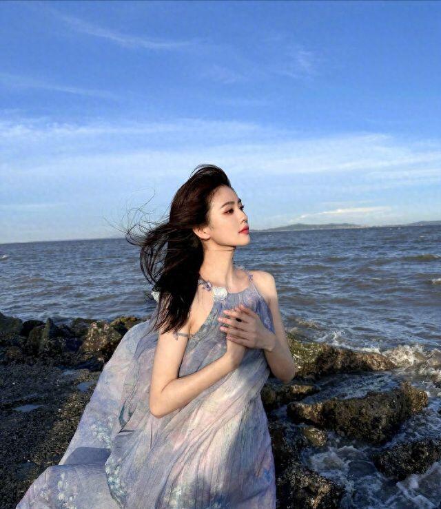 白鹿蓝色透明连衣裙