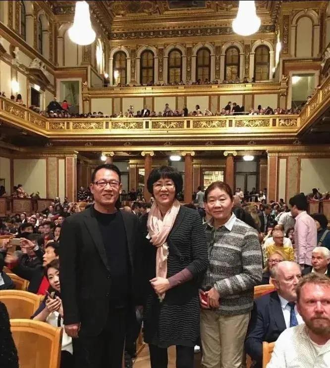 郎平两口子在美国受罪了呀！天天吃煮方便面，也不是个事啊！
不过有姐姐和女儿相伴，