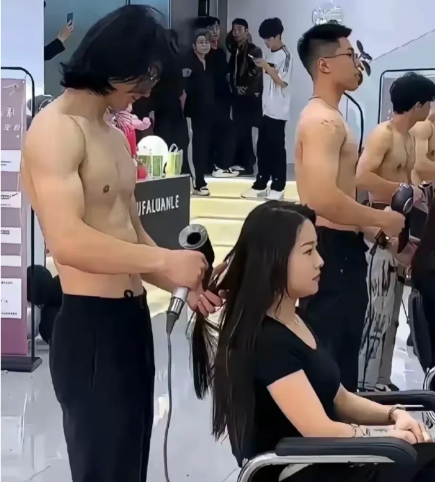 有人说这个理发店门庭若市[大笑]