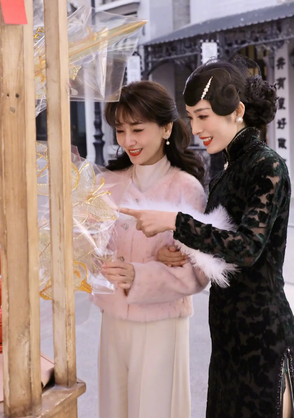 赵雅芝是真年轻，70岁了还是那么年轻美丽笑容明媚，连少女粉也能轻松驾驭。
