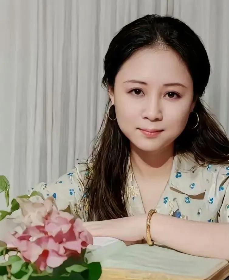 琼瑶年轻时候这颜值应该有很多人追吧，有着书香气的高颜值，但她没有遇到好的爱情，她