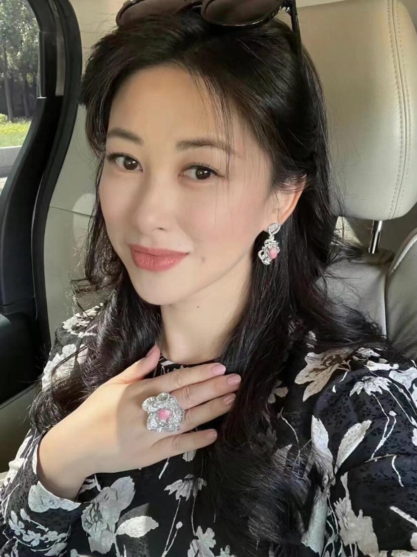 朱珠美不在五官在气质