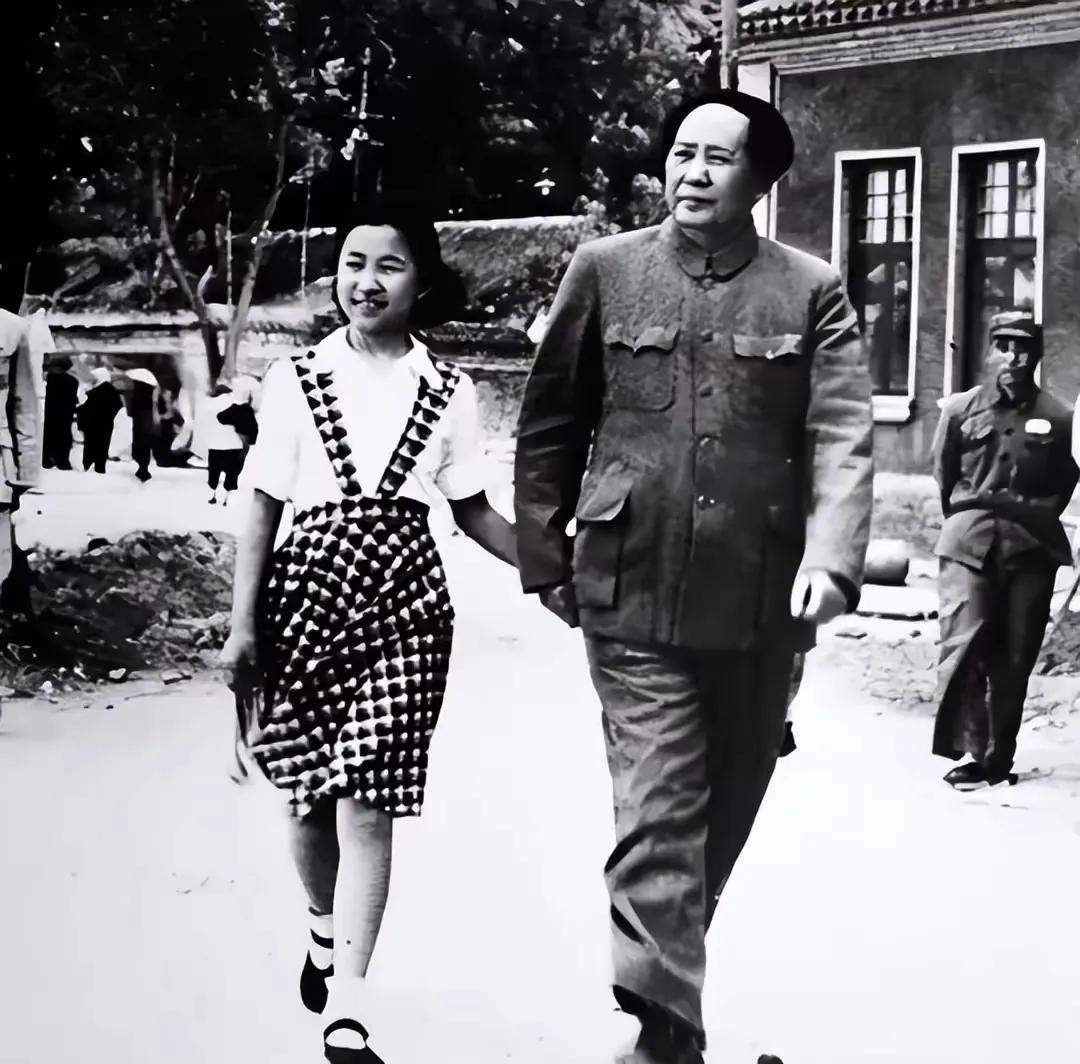 1951年，毛主席牵着女儿李讷在中南海散步！
女儿是父亲的小棉袄，11岁的李讷笑