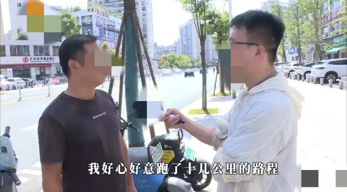 湖南长沙，一男子捡到一部手机后，看到手机因电量低关机，便放在了摩托车后备箱，准备
