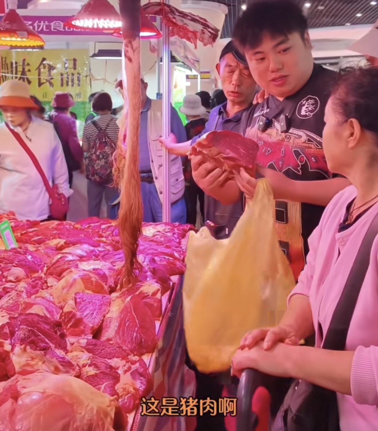 商家用猪肉冒充牛肉欺骗老人，打假博主曝光后被砸摄像机
5月29日，职业打假博主“