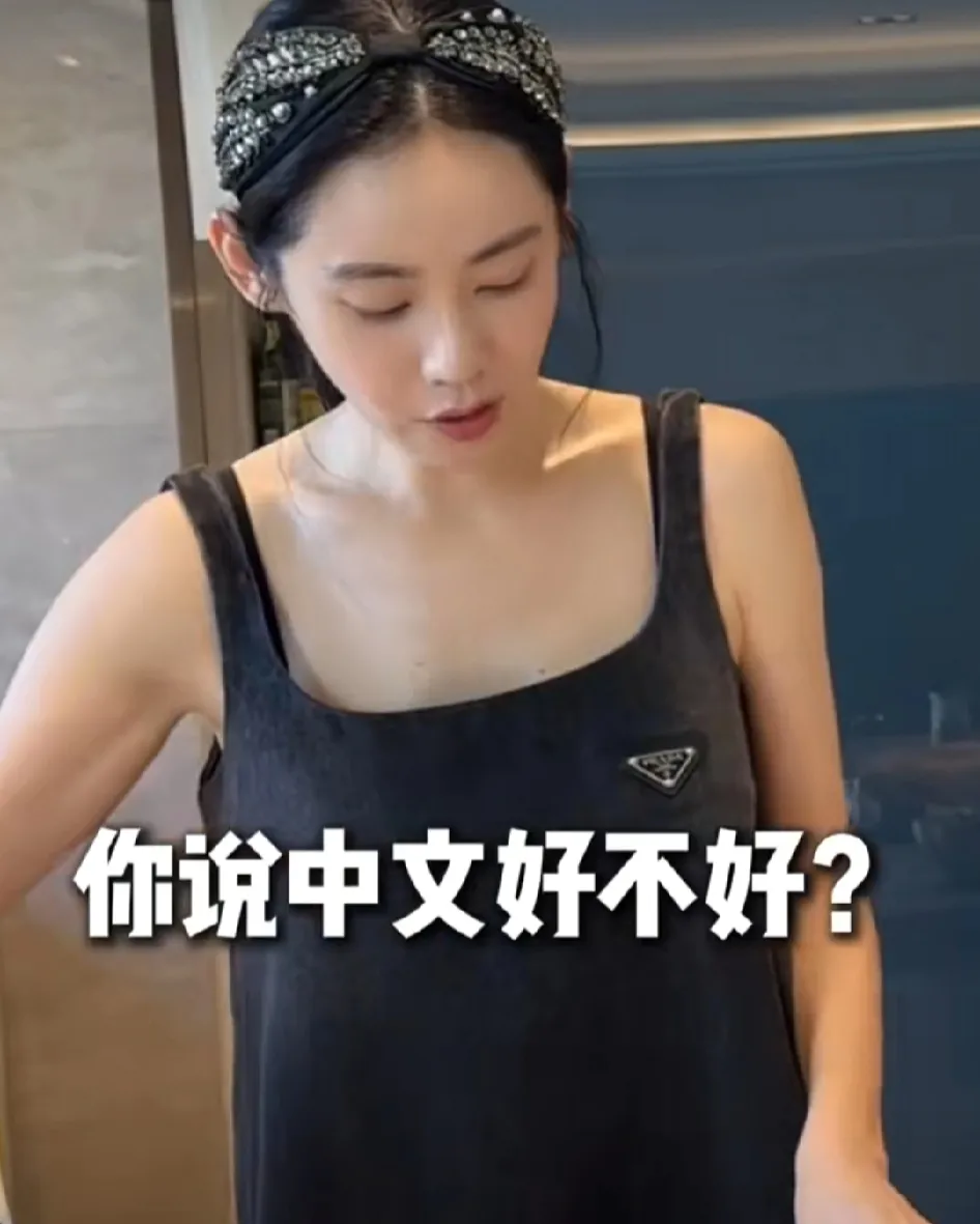 秋瓷炫冲上热搜！
9月6日，她因为在家做饭时和儿子全程用韩语交流而上了热搜。她对