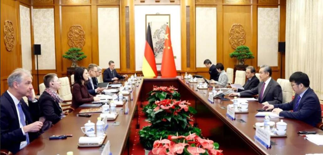 中德外长在北京长谈3个小时，贝尔伯克不准中国援俄，王毅当面送上两句忠告。王毅外长