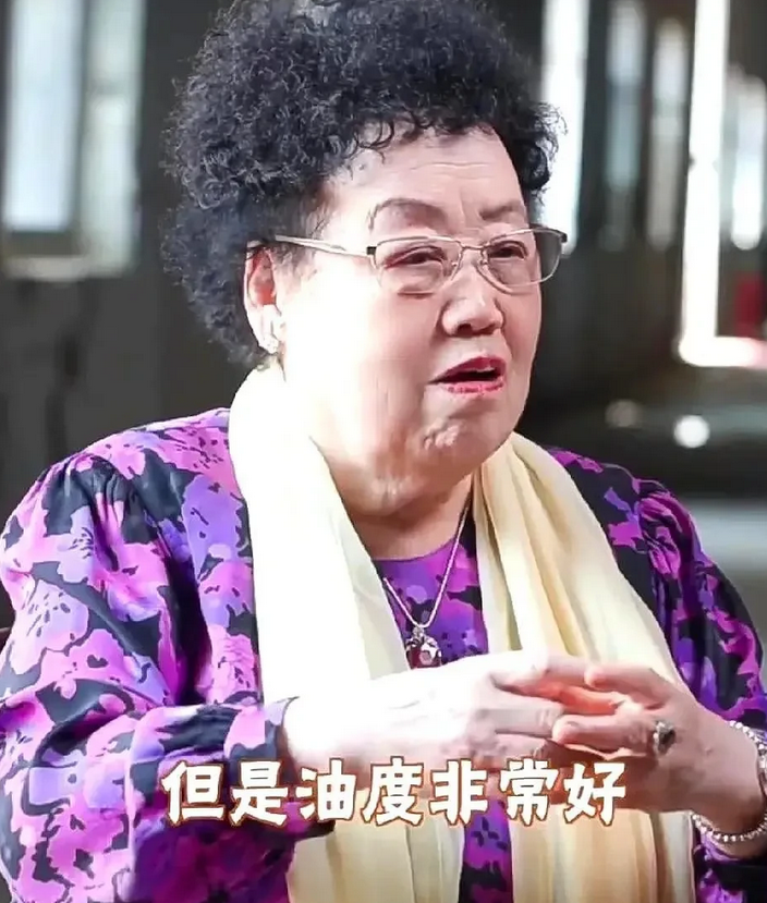 迟重瑞，图啥呢？

第一，陈丽华比他大11岁，都可以当他姐姐了！
第二，陈丽华满