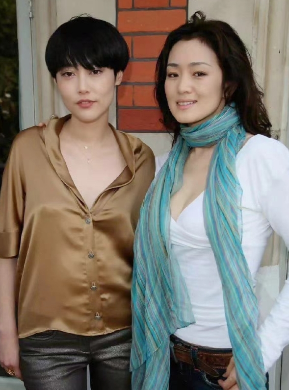 2008年，43岁的巩俐。镜头下的她五官大气而精致，眉目清秀，眼睛明亮而有神，嘴