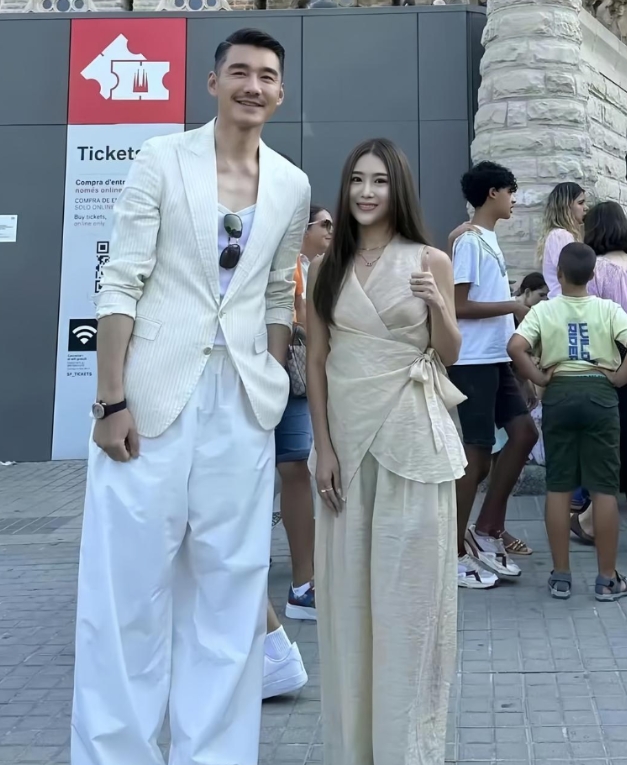 胡兵在国外的生活如此潇洒，分明就是一道耀眼的行走风景线嘛！