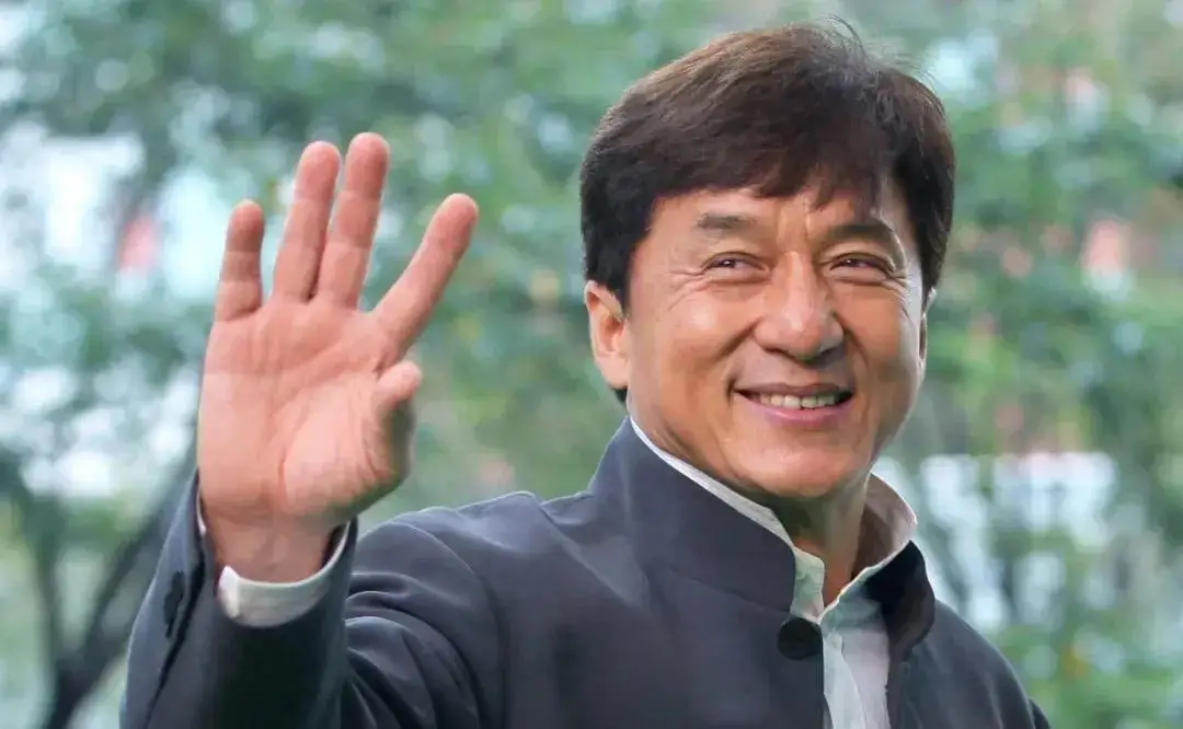成龙回乡祭祖，为什么只在安徽老家待了十几分钟就匆匆离开？有人说，如果成龙的哥哥和