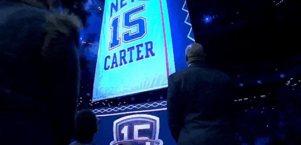 #卡特篮网球衣退役#
1月26日，在NBA常规赛篮网主场对阵热火的比赛中场休息的