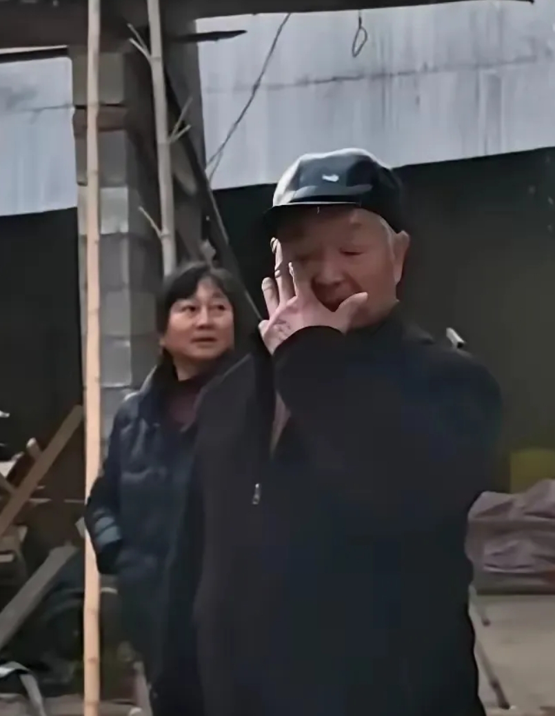 金溪欲望之眼流泪了
江西金溪之眼屋主叶大爷当场流泪了，叶大爷在和旁人谈到目前的状