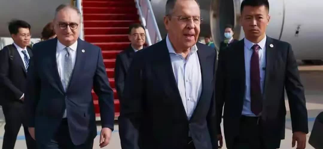 拉夫罗夫访华，舷梯前的红毯，彰显尊重。他手不握包，轻松返家，给人亲切感。

而耶