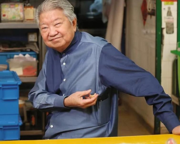 82岁的蔡澜提前安排身后事，卖掉房产选择住酒店，人们感慨这才是真正的想开了。
真