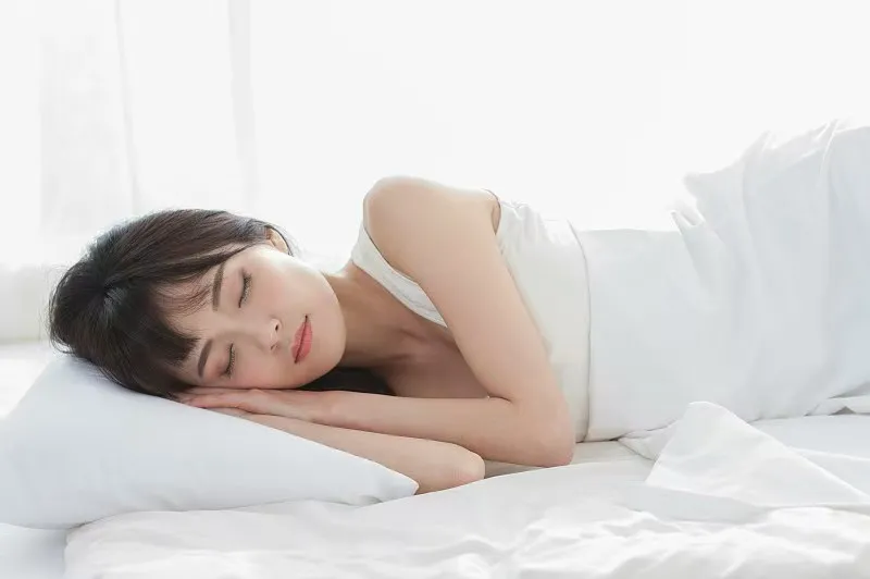 福建，一女子睡觉时梦见自己被男同事侵犯，醒来后腰酸背痛，她断定这是真的，于是报了