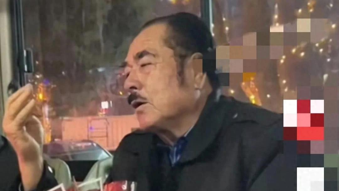 大叔给家里所有女性都买了花，认真数花的养足太幸福，仪式感满满