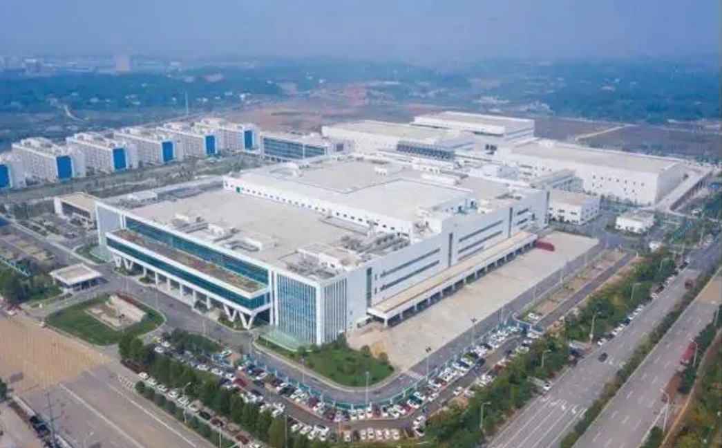 
比亚迪在郑州圈了16000亩地，和一个小镇面积都差不多了。
这个工厂可以从一定