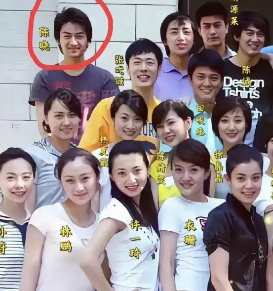 大家都知道陈晓毕业于中央戏剧学院，最近看到一组他大学同班同学的照片，不禁让人有些