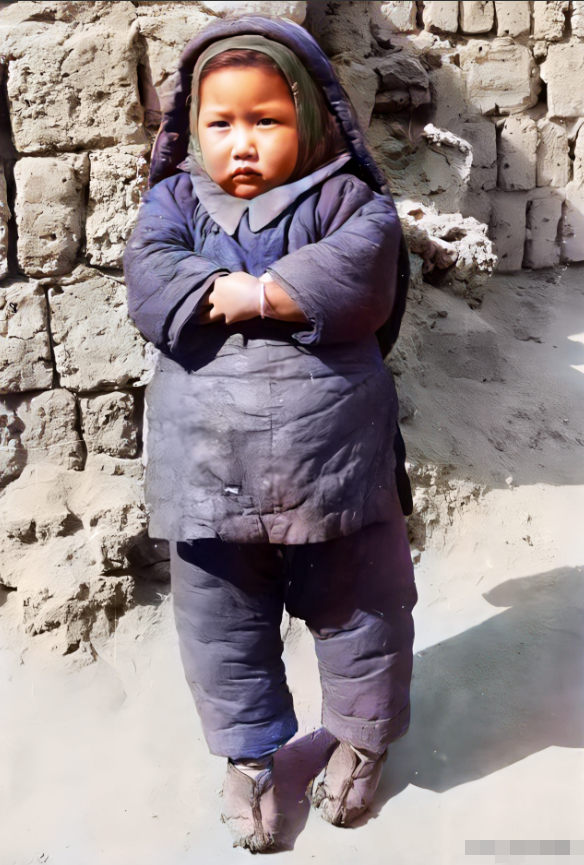 1934年冬，一名外国摄影师，正在甘肃采风。忽然，他看到路边的土墙前，站着一个小