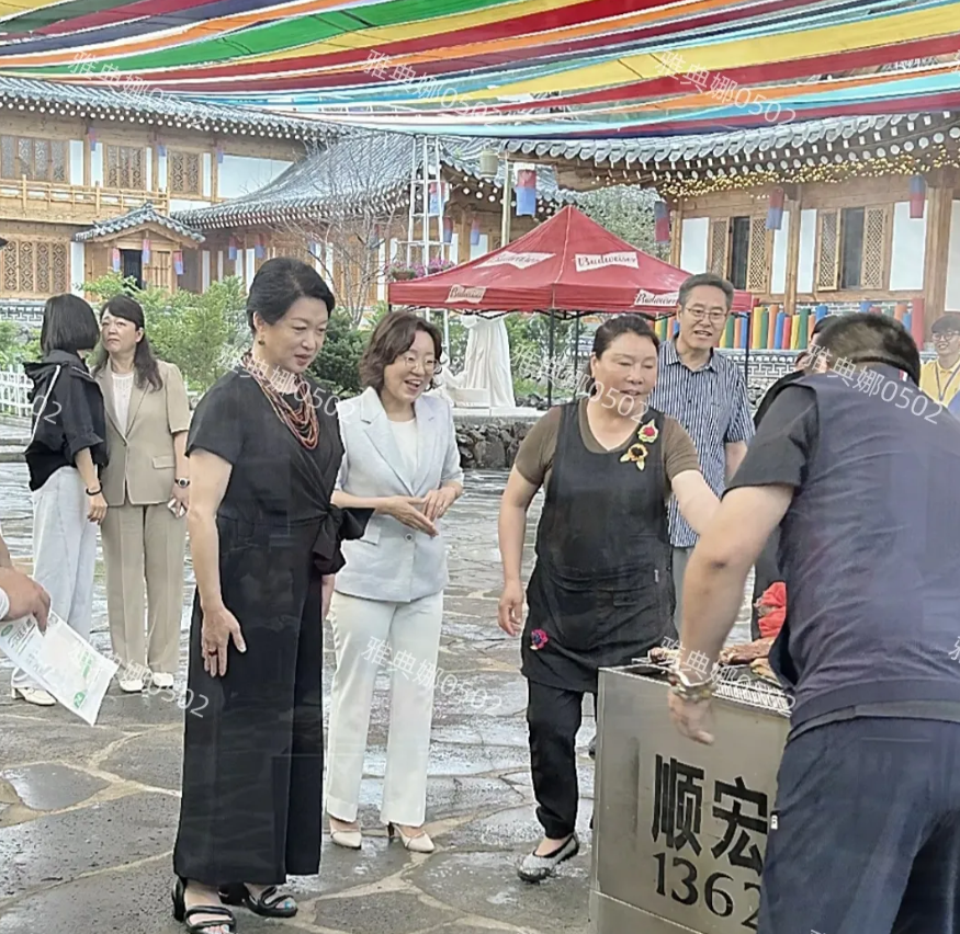 延吉偶遇金星！
57岁的金星老师头发梳得一丝不乱，衣服首饰都搭配的很精致，不愧是