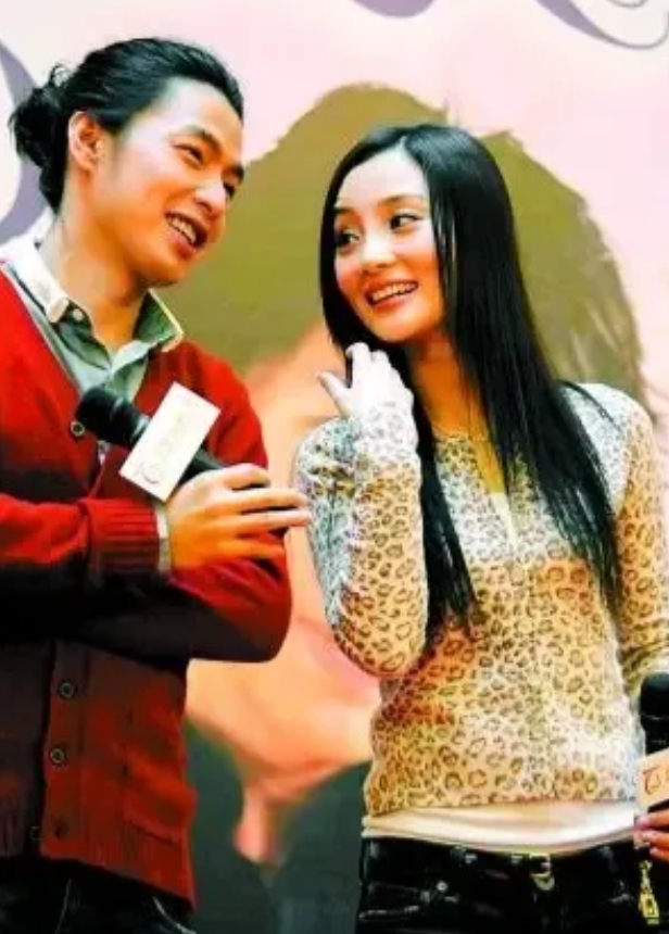 原来李威还和李小璐拍过情侣戏，那时李威是偶像小王子，李小璐清纯美少女，这才多少年