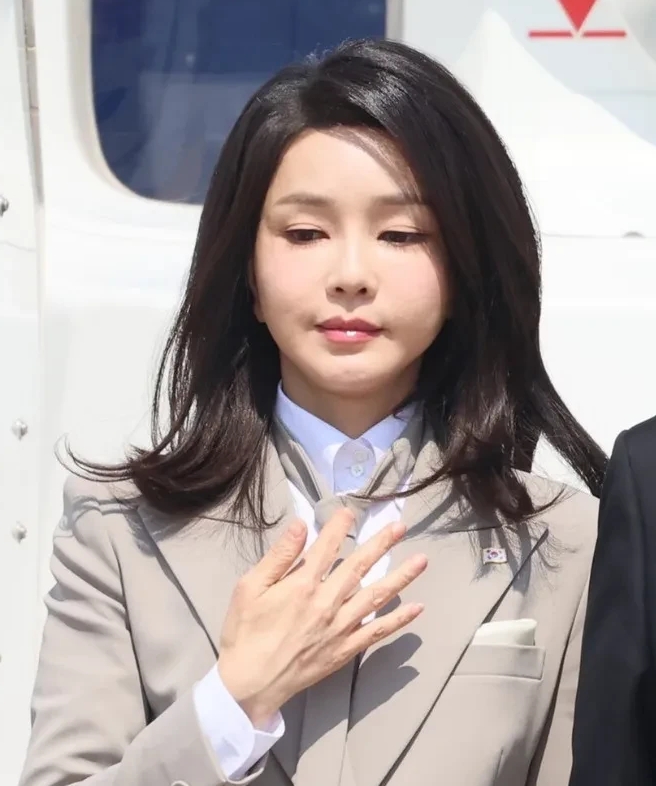尹锡悦夫人金建希在失踪四个月之后终于出现了。
自从2023年12月份金建希最后一