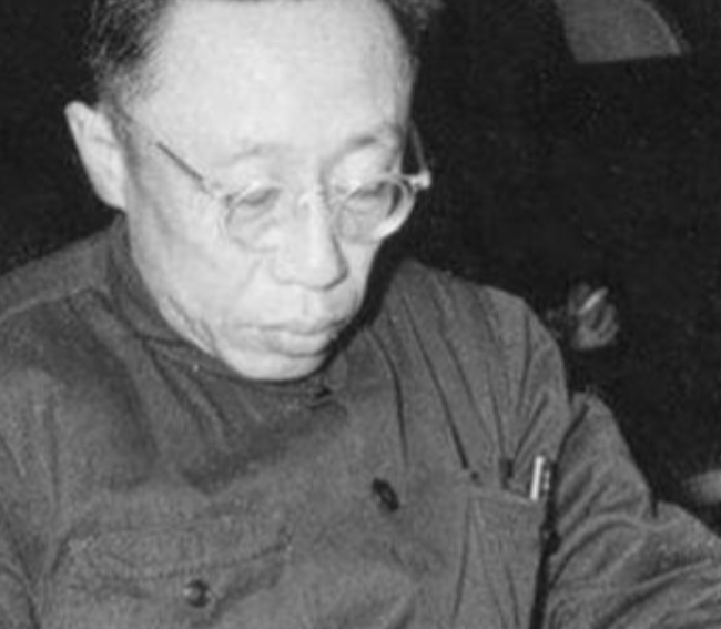 乾隆七世孙如今仍然穿龙袍，公开祭祖，大拇指上戴"帝王扳指"