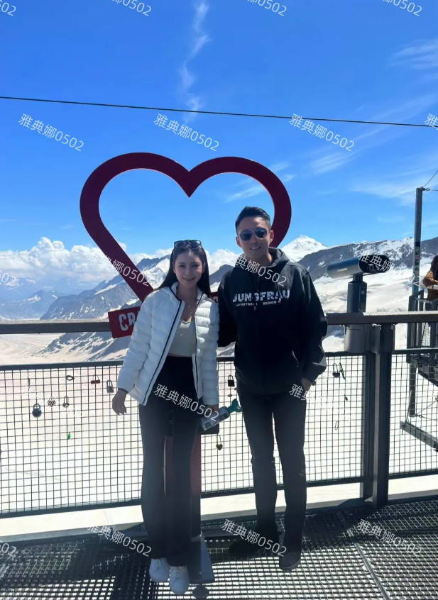 瑞士少女峰偶遇汪小菲马筱梅夫妇！
两人来度蜜月，汪小菲瘦瘦高高很年轻很帅气讲话一