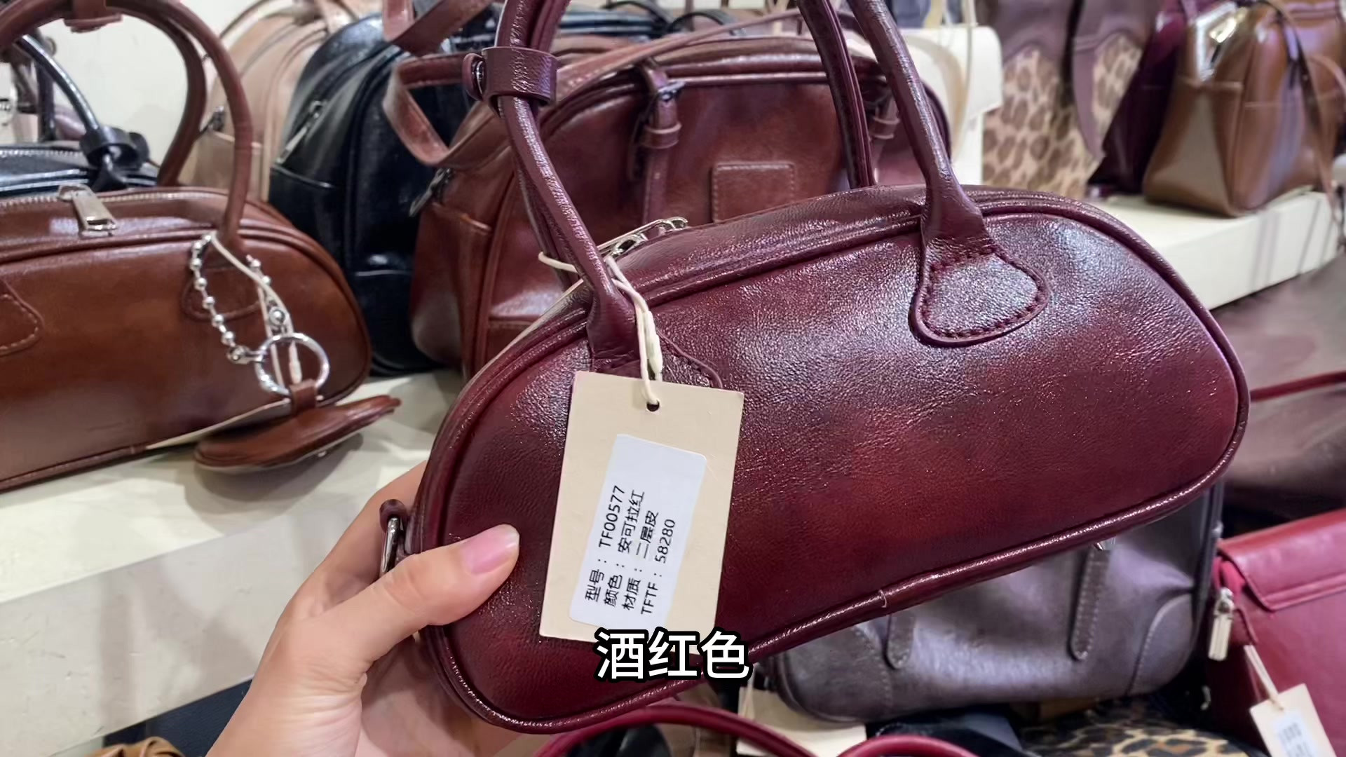 广州服装市场包包档口新款实拍，颜色样式丰富，实用百搭质感可以