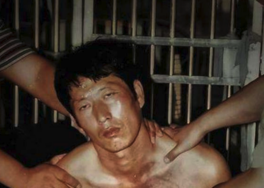 2005年，白宝山情人谢宗芬被提前释放，当狱警把她送到门外后，她没有着急回家，而
