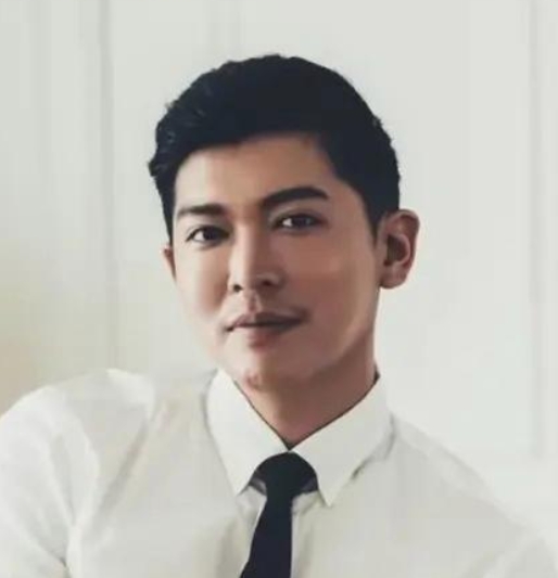 马筱梅的前夫张晓东，是一位美国富翁。
人长的很帅气，非常重感情。他们于2018结