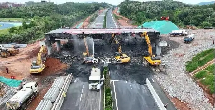 网友：江西首次！46座高速上跨桥一天拆除！ ​
