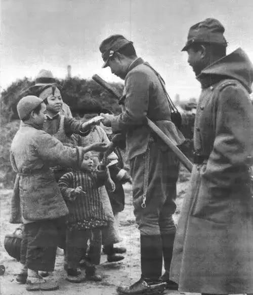 1945年日本投降后，青岛一家俱乐部的水缸里，竟然泡着三具男婴尸体，上面写着33