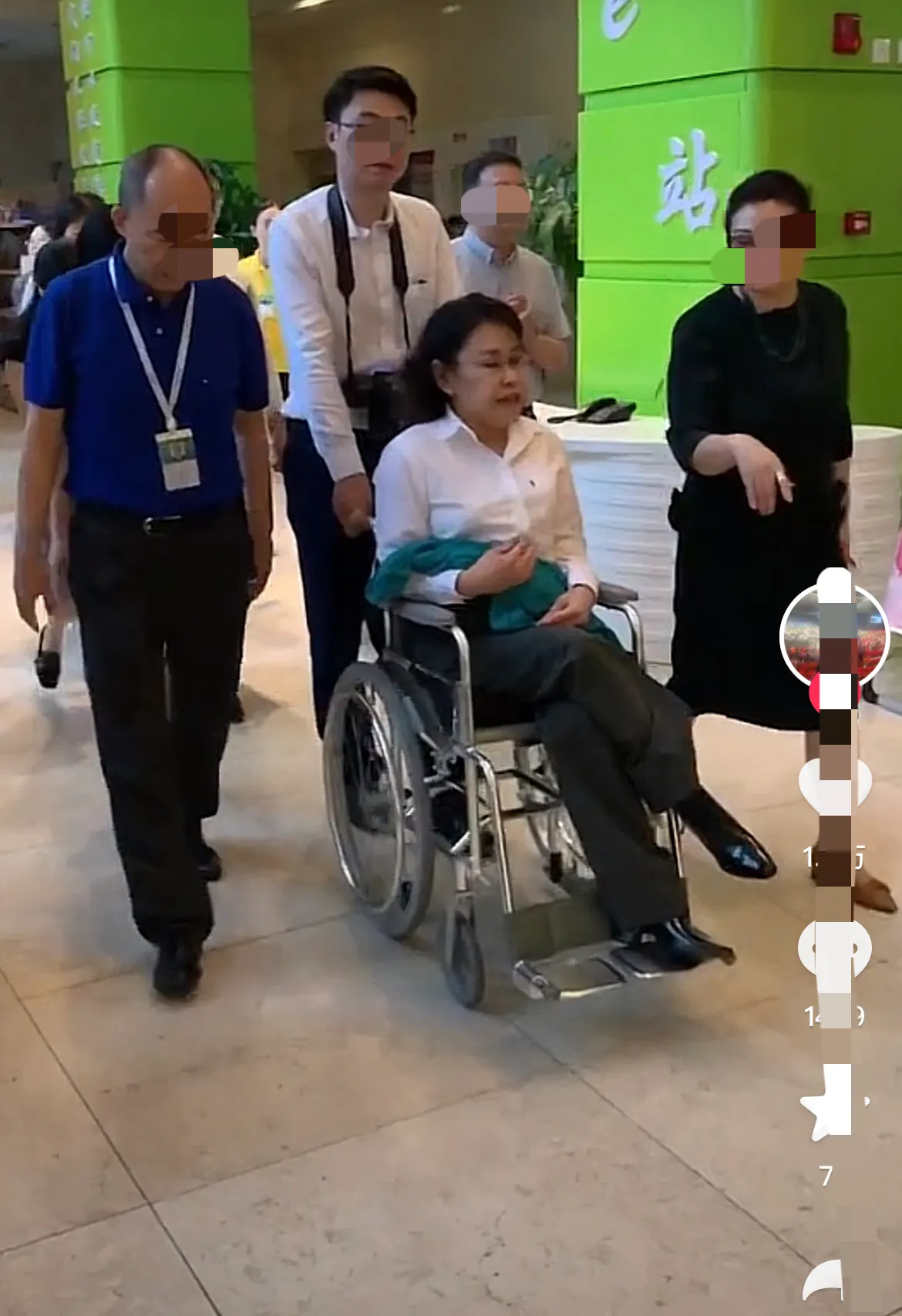 太夸张了张海迪，我有“四”问：

第一，高位截瘫的人还能翘二郎脚？
第二，坐轮椅