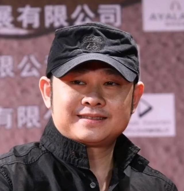 2010年，在评选年度十大影响力歌手时，那英的一句话直接就把刀郎推到了风囗浪尖，