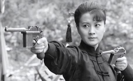 1941年，21岁的女战士莫林被俘，眼看就要被活埋。敌人问：“你认识莫林吗？”莫