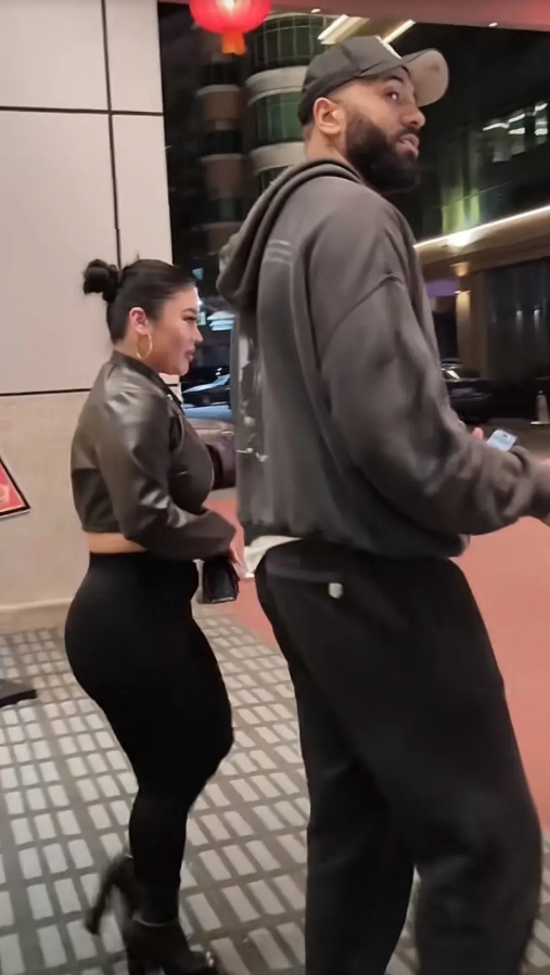 吉伦沃特深夜在东莞陪老婆去逛街！

广东队第二阶段比赛结束，今晚11点多，吉伦沃