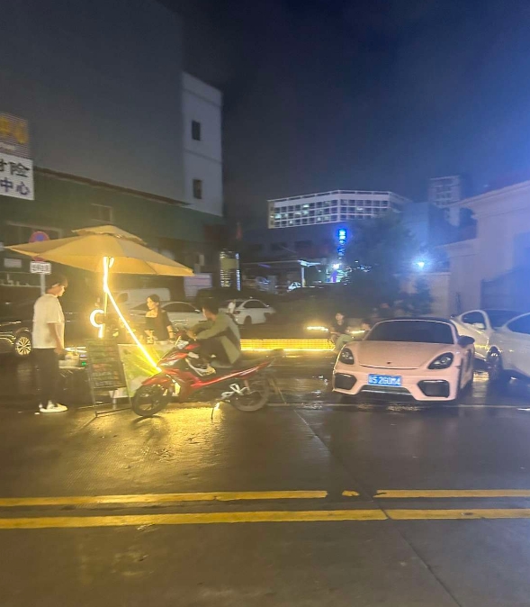 大小姐又出来体验生活了 为啥漂亮小姐姐都喜欢卖柠檬茶 ？