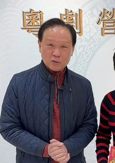 还认得这位额头发亮的男人吗？以前演过很多亚视剧
最近刷视频无意中看到这位前亚视男