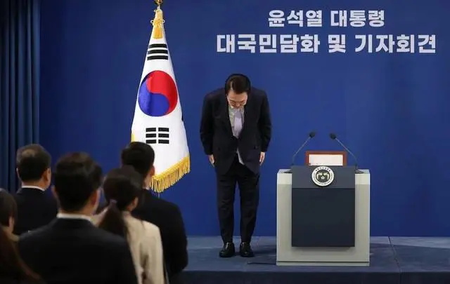 在野党联合弹劾总统，离议会通过仅差8票，尹锡悦或遭执政联盟背刺！
