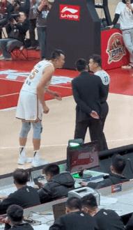 广东赢了福建之后，不少1234球迷开始起哄，要求张明池父亲把儿子接回家，回来辽宁