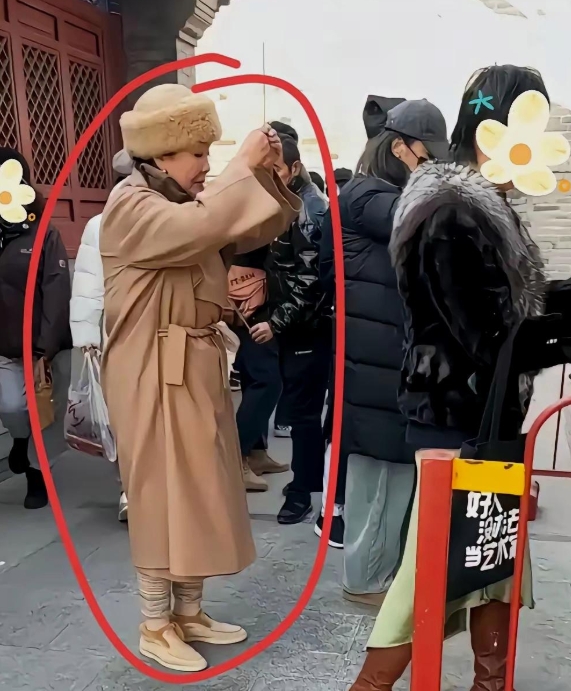 张兰现身寺庙，乞求神灵保佑！现在没了直播带货，事业遭受重创，希望能躲过这一劫，尽
