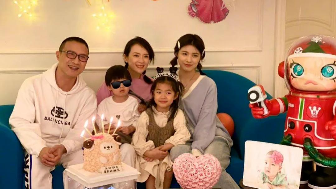 汪峰豪宅内为小儿子办生日宴！章子怡一改往日霸气，温柔至极散发浓浓母性美
