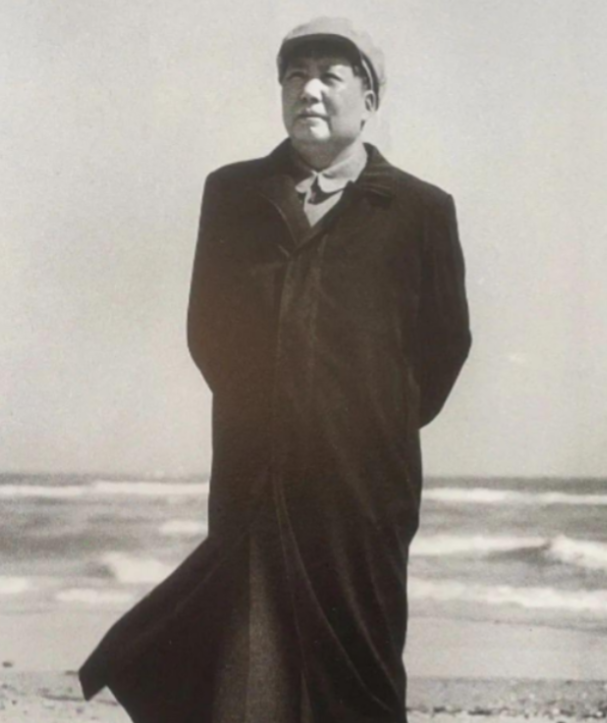 1954年，毛主席在北戴河游泳时，偶然遇到了一位老渔夫，这位渔夫并未意识到对方的
