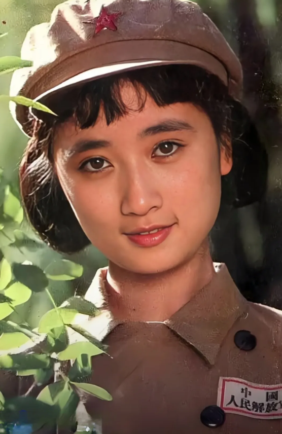 上世纪80年代，她以扮演电影里的女兵而一举成名，那时候的她可是家喻户晓的影星啊！