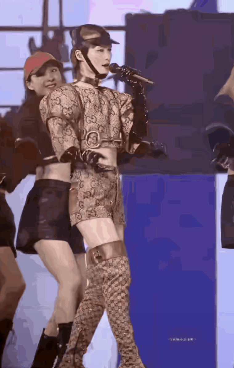 李宇春，真是个迷！
第一，出道多年，作品没几个，
第二，颜值不高，却粉丝众多，