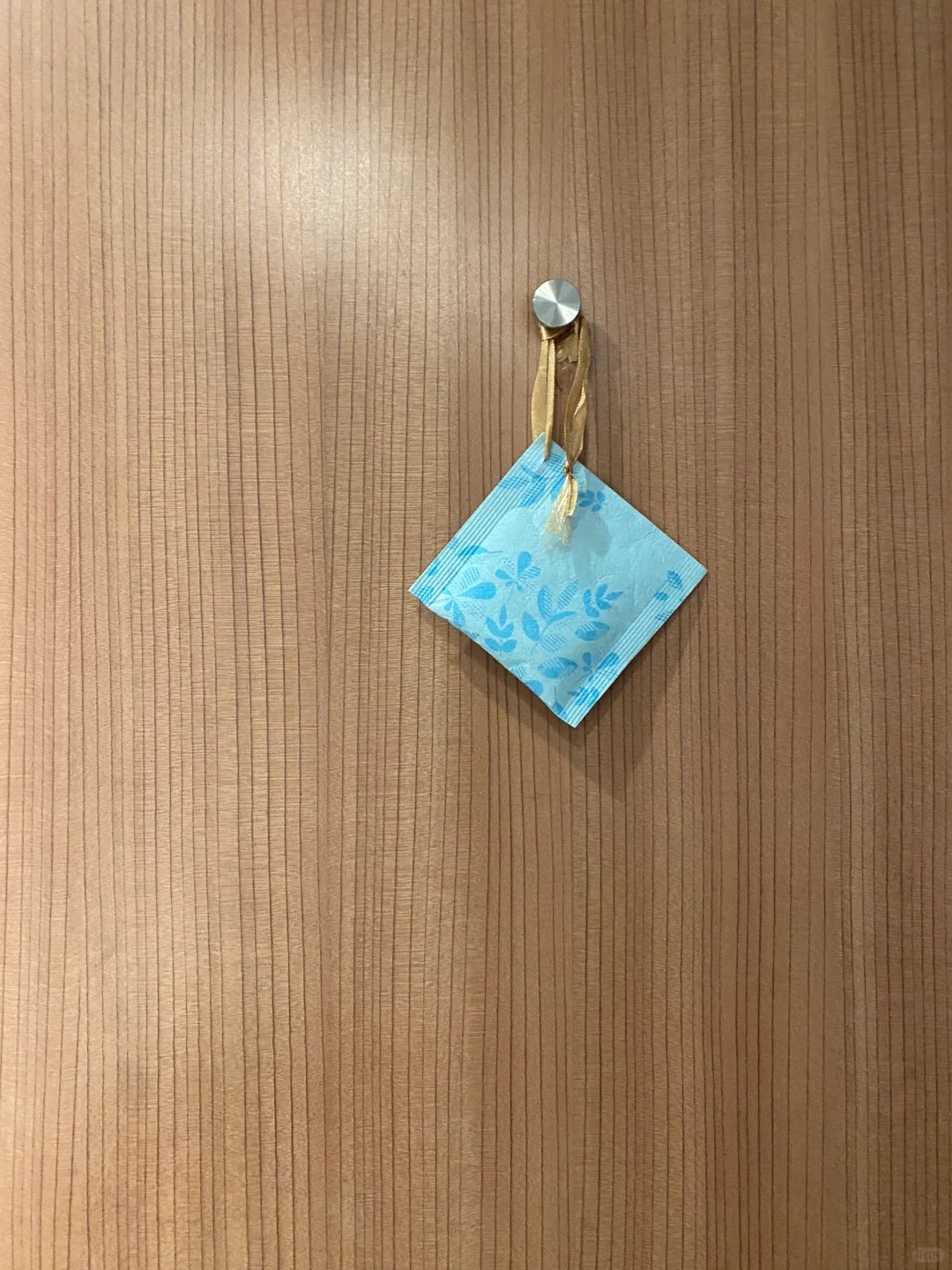 谢谢这位陌生的姐妹
高铁的厕所门上挂了一片卫生巾
虽然我没来月经，但好有感触

