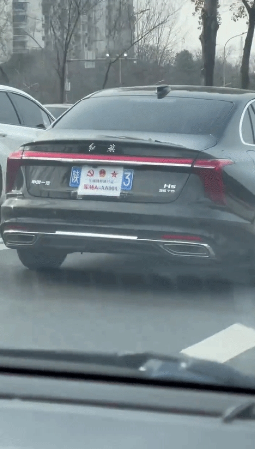 第一次看到这么牛的车牌，有没有人来普及一下，这是真的假的啊？
